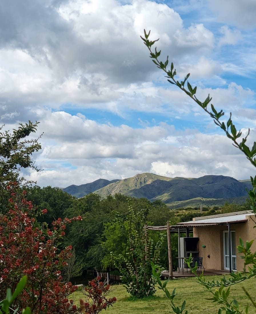 La cabaña en el parque, con las sierras