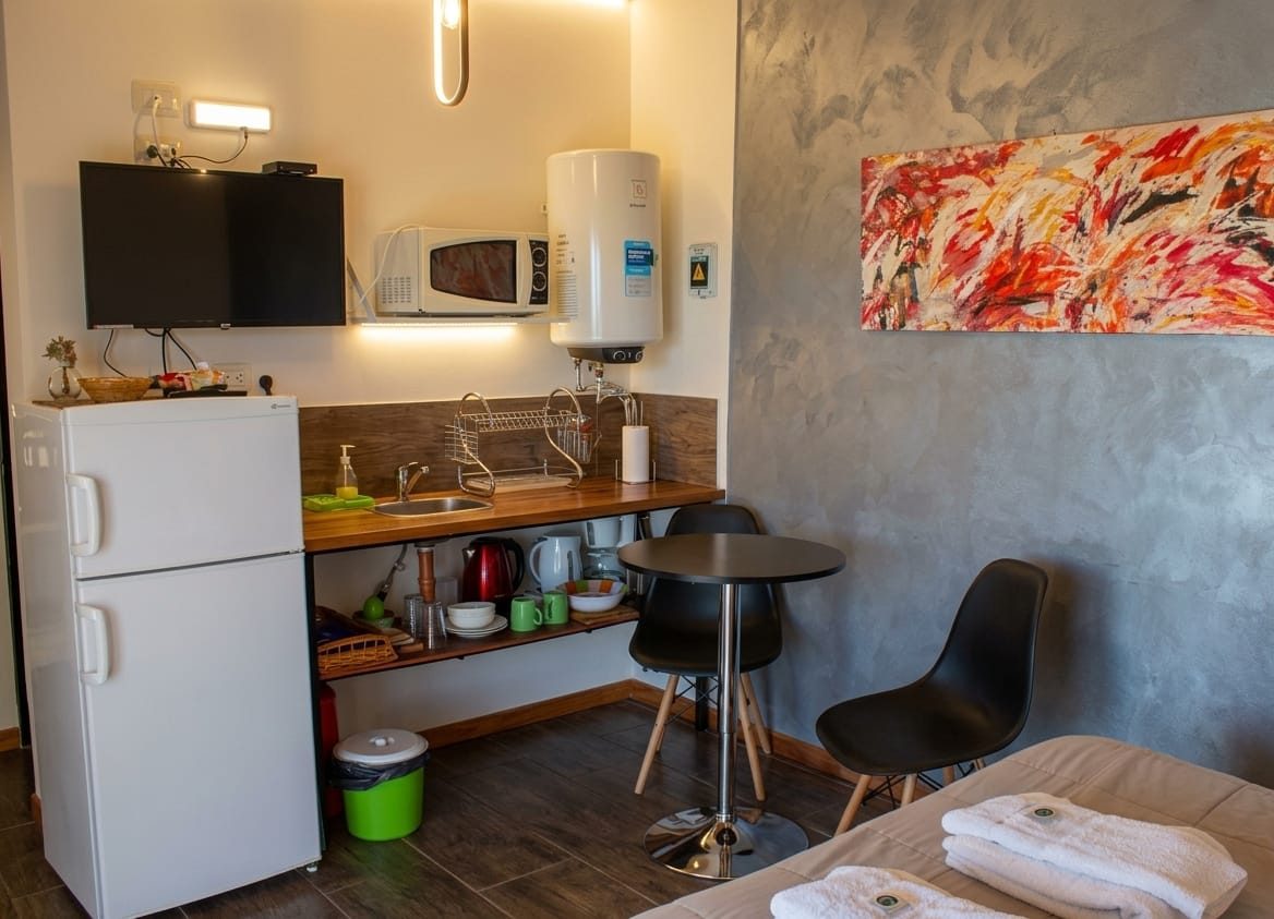 La cocina con heladera, microondas y TV