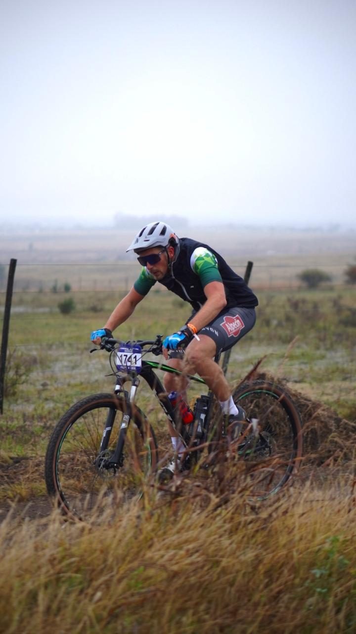 Un ciclista de mountain bike en plena carrera
