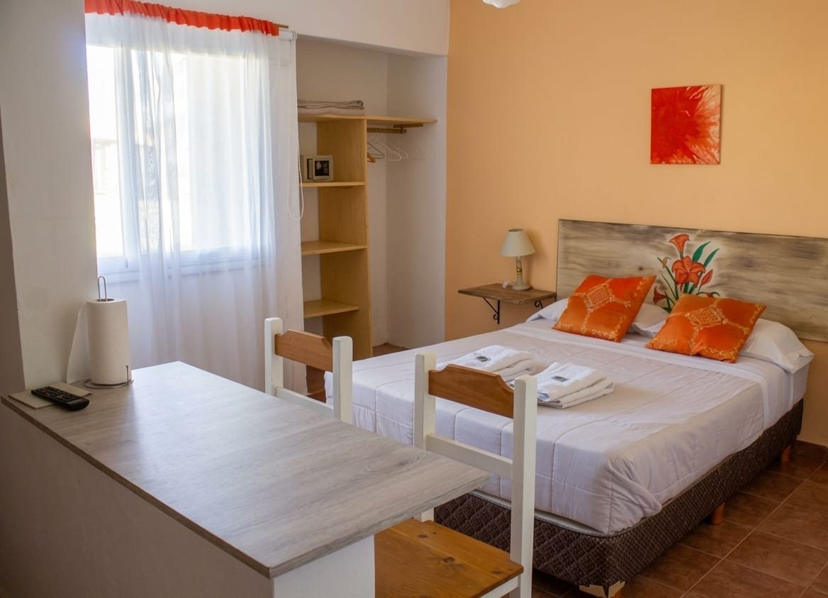 El otro loft, con cama matrimonial y mesa