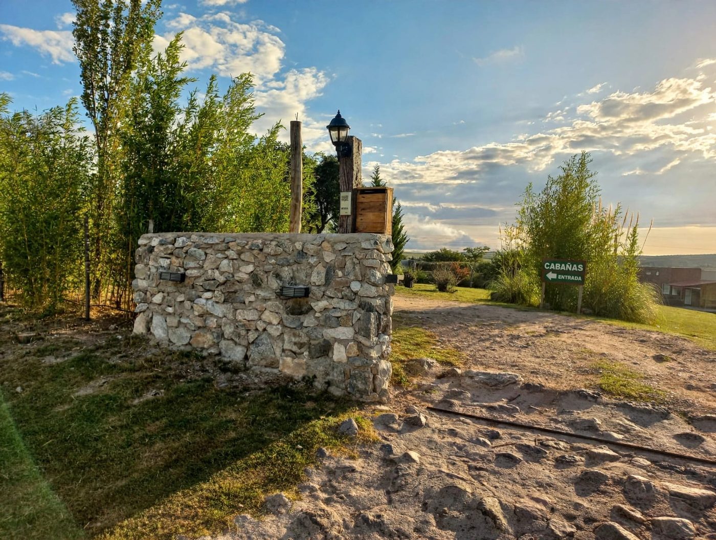 La entrada del predio con el muro de piedra