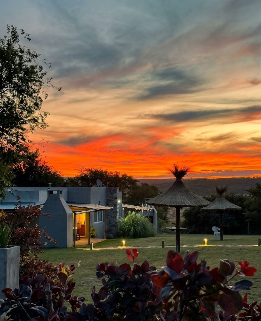 El parque y las cabañas al atardecer